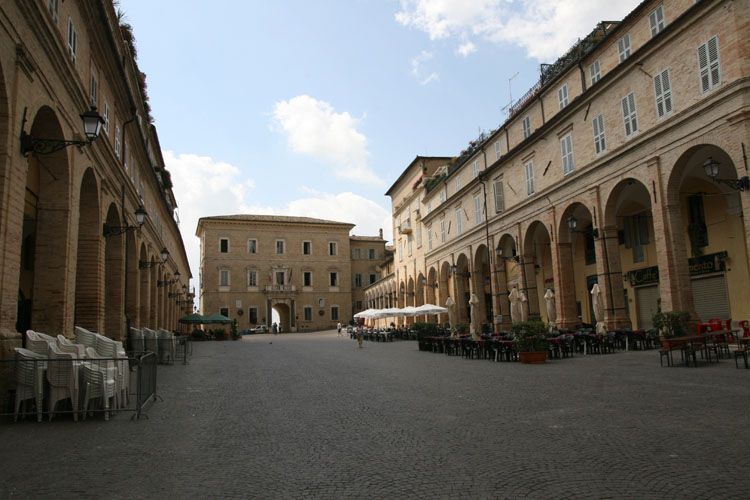 fermo_piazza_8885.jpg