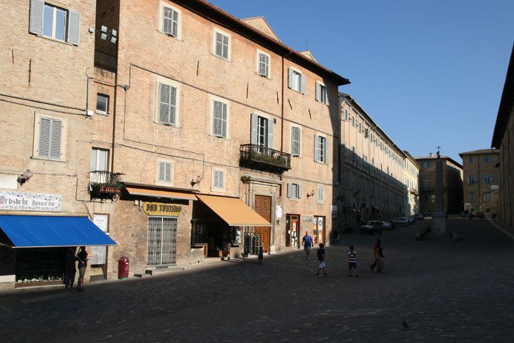 urbino_piazza_federico_8653.jpg