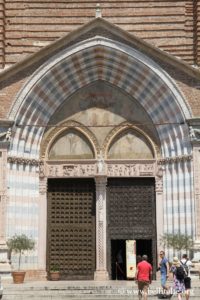 foto del portale della basilica di sant'anastasia di verona