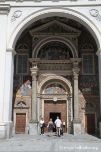 foto del portale della cattedrale di aosta