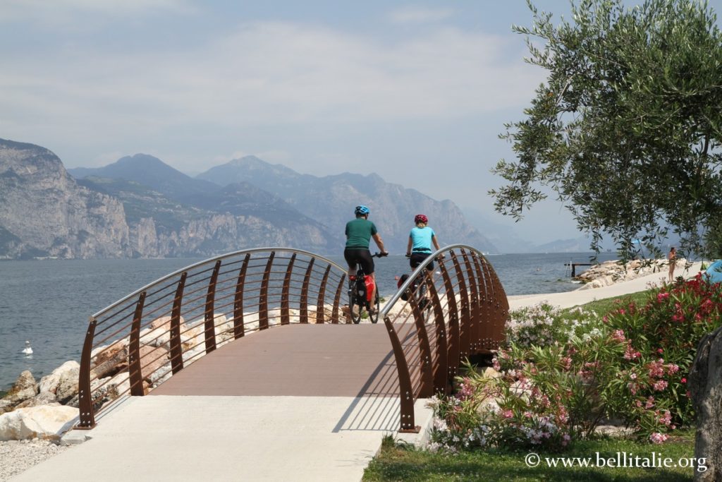 photo de la piste cyclable du lac de garde