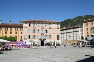 foto piazza di como