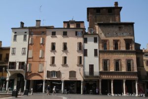 piazza-delle-erbe-casa-del-mercante-mantova_0679