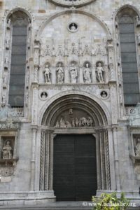 foto del portale della facciata della cattedrale di como