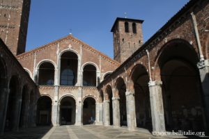 foto del quadriportico della basilica di sant'ambrogio di milano_7531