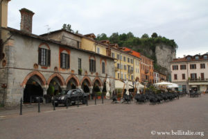 arona-piazza-del-popolo-antico-porto_7016