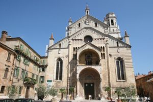 Photo de la façade de la cathédrale Santa Maria Assunta