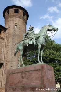 monumento-ai-cavalieri-d-italia-piazza-castello-torino_6171