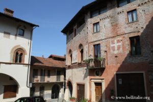 foto della piazzetta santa maria, avigliana