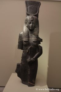 Foto Statua di Iside (1390-1353 a. C.)
