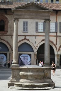 foto del pozzo piazza dei mercanti di milano